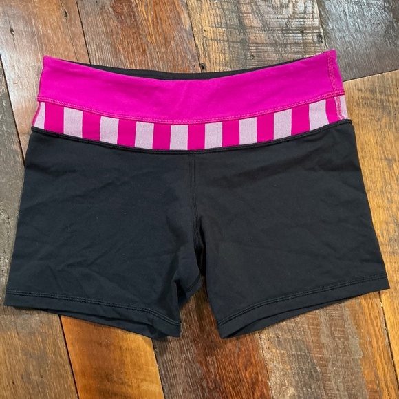 Lululemon Reverse Groove Shorts Size 6 Black Raspberry Waistband - Picture 6 of 15
